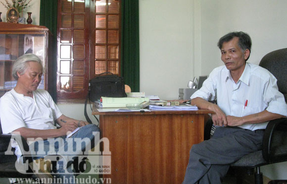 Ông Nguyễn Đình Toản (bên phải), Phó chủ tịch UBND huyện Ea Súp, trao đổi với báo chí