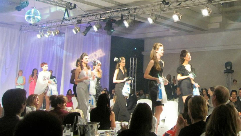 Những người chiến thắng cuộc thi, Trà My mặc váy đen, tóc đen, đứng hàng đầu tiên Cô vinh dự đạt giải Á quân thứ 4