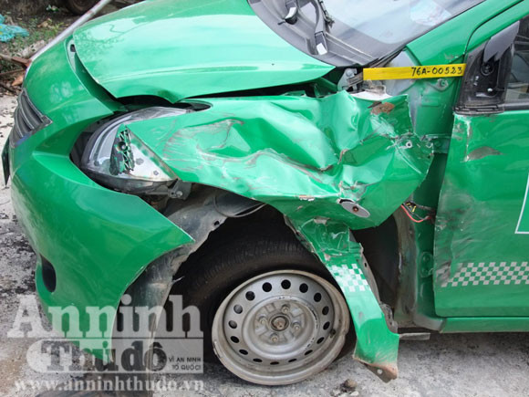 Chiếc taxi bị tông nát phần ca bin