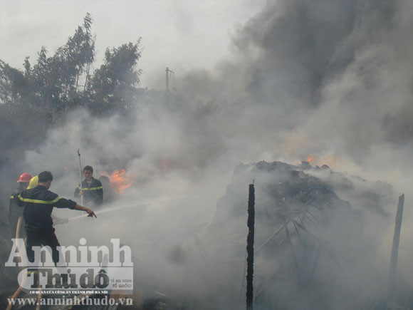 Cháy xưởng sản xuất nệm gây thiệt hại hơn tỷ đồng ảnh 2