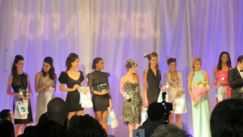 Những người chiến thắng cuộc thi, Trà My mặc váy đen, tóc đen, đứng hàng đầu tiên Cô vinh dự đạt giải Á quân thứ 4