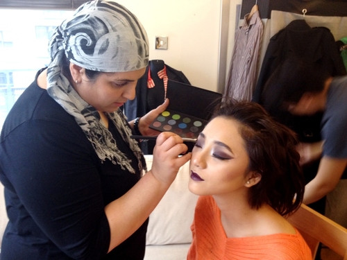 Trà My được các chuyên gia trang điểm, làm tóc Trà My được các chuyên gia trang điểm, làm tóc