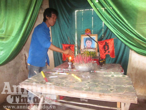 Anh Hưng bên bàn thờ vợ