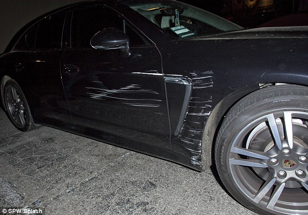 Chị em Lindsay và chiếc xe bị trầy xước Chị em Lindsay và chiếc xe bị trầy xước