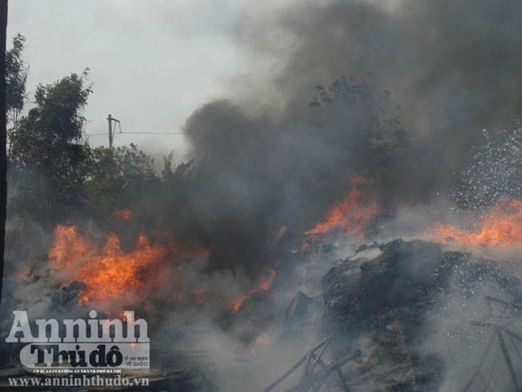 Cháy xưởng sản xuất nệm gây thiệt hại hơn tỷ đồng ảnh 1