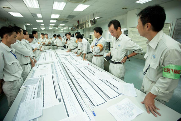 Các chuyên gia Nhật Bản tại một nhà máy Việt Nam Các chuyên gia Nhật Bản tại một nhà máy Việt Nam