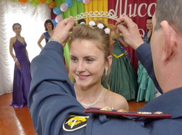 Một thí sinh háo hức chọn cho mình phụ kiện đi kèm để làm tôn lên bộ trang phục đang mặc Quản giáo cũng hỗ trợ hết mình cho thí sinh Trình diễn trang phục dạ hội như mọi cuộc thi sắc đẹp khác Và cũng không thể thiếu phần thi tài năng Dù không có may mắn như các thí sinh nhưng những người phụ nữ này cũng đã có những giây phút vui vẻ khi chứng kiến bạn tù của mình trổ tài Maria Gapenko xinh đẹp, tài năng trong giây phút đăng quang Một thí sinh háo hức chọn cho mình phụ kiện đi kèm để làm tôn lên bộ trang phục đang mặc Quản giáo cũng hỗ trợ hết mình cho thí sinh Trình diễn trang phục dạ hội như mọi cuộc thi sắc đẹp khác Và cũng không thể thiếu phần thi tài năng Dù không có may mắn như các thí sinh nhưng những người phụ nữ này cũng đã có những giây phút vui vẻ khi chứng kiến bạn tù của mình trổ tài Maria Gapenko xinh đẹp, tài năng trong giây phút đăng quang