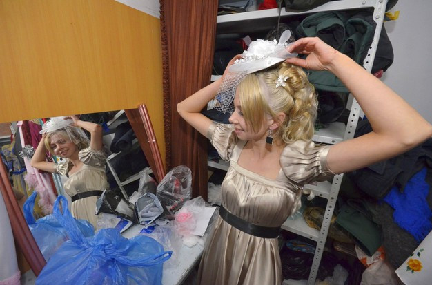 Một thí sinh háo hức chọn cho mình phụ kiện đi kèm để làm tôn lên bộ trang phục đang mặc Quản giáo cũng hỗ trợ hết mình cho thí sinh Trình diễn trang phục dạ hội như mọi cuộc thi sắc đẹp khác Và cũng không thể thiếu phần thi tài năng Dù không có may mắn như các thí sinh nhưng những người phụ nữ này cũng đã có những giây phút vui vẻ khi chứng kiến bạn tù của mình trổ tài Maria Gapenko xinh đẹp, tài năng trong giây phút đăng quang Một thí sinh háo hức chọn cho mình phụ kiện đi kèm để làm tôn lên bộ trang phục đang mặc Quản giáo cũng hỗ trợ hết mình cho thí sinh Trình diễn trang phục dạ hội như mọi cuộc thi sắc đẹp khác Và cũng không thể thiếu phần thi tài năng Dù không có may mắn như các thí sinh nhưng những người phụ nữ này cũng đã có những giây phút vui vẻ khi chứng kiến bạn tù của mình trổ tài Maria Gapenko xinh đẹp, tài năng trong giây phút đăng quang