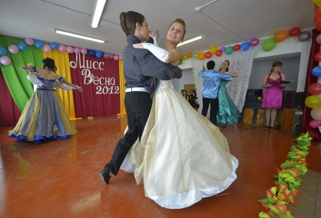 Một thí sinh háo hức chọn cho mình phụ kiện đi kèm để làm tôn lên bộ trang phục đang mặc Quản giáo cũng hỗ trợ hết mình cho thí sinh Trình diễn trang phục dạ hội như mọi cuộc thi sắc đẹp khác Và cũng không thể thiếu phần thi tài năng Dù không có may mắn như các thí sinh nhưng những người phụ nữ này cũng đã có những giây phút vui vẻ khi chứng kiến bạn tù của mình trổ tài Maria Gapenko xinh đẹp, tài năng trong giây phút đăng quang Một thí sinh háo hức chọn cho mình phụ kiện đi kèm để làm tôn lên bộ trang phục đang mặc Quản giáo cũng hỗ trợ hết mình cho thí sinh Trình diễn trang phục dạ hội như mọi cuộc thi sắc đẹp khác Và cũng không thể thiếu phần thi tài năng Dù không có may mắn như các thí sinh nhưng những người phụ nữ này cũng đã có những giây phút vui vẻ khi chứng kiến bạn tù của mình trổ tài Maria Gapenko xinh đẹp, tài năng trong giây phút đăng quang