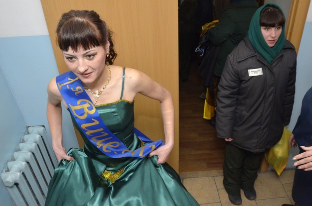 Một thí sinh háo hức chọn cho mình phụ kiện đi kèm để làm tôn lên bộ trang phục đang mặc Quản giáo cũng hỗ trợ hết mình cho thí sinh Trình diễn trang phục dạ hội như mọi cuộc thi sắc đẹp khác Và cũng không thể thiếu phần thi tài năng Dù không có may mắn như các thí sinh nhưng những người phụ nữ này cũng đã có những giây phút vui vẻ khi chứng kiến bạn tù của mình trổ tài Maria Gapenko xinh đẹp, tài năng trong giây phút đăng quang Một thí sinh háo hức chọn cho mình phụ kiện đi kèm để làm tôn lên bộ trang phục đang mặc Quản giáo cũng hỗ trợ hết mình cho thí sinh Trình diễn trang phục dạ hội như mọi cuộc thi sắc đẹp khác Và cũng không thể thiếu phần thi tài năng Dù không có may mắn như các thí sinh nhưng những người phụ nữ này cũng đã có những giây phút vui vẻ khi chứng kiến bạn tù của mình trổ tài Maria Gapenko xinh đẹp, tài năng trong giây phút đăng quang