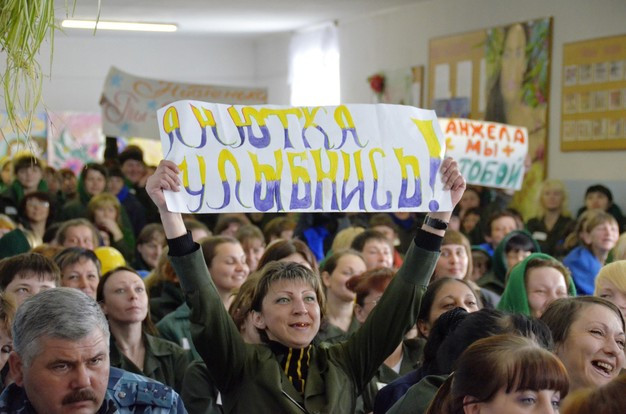 Một thí sinh háo hức chọn cho mình phụ kiện đi kèm để làm tôn lên bộ trang phục đang mặc Quản giáo cũng hỗ trợ hết mình cho thí sinh Trình diễn trang phục dạ hội như mọi cuộc thi sắc đẹp khác Và cũng không thể thiếu phần thi tài năng Dù không có may mắn như các thí sinh nhưng những người phụ nữ này cũng đã có những giây phút vui vẻ khi chứng kiến bạn tù của mình trổ tài Maria Gapenko xinh đẹp, tài năng trong giây phút đăng quang Một thí sinh háo hức chọn cho mình phụ kiện đi kèm để làm tôn lên bộ trang phục đang mặc Quản giáo cũng hỗ trợ hết mình cho thí sinh Trình diễn trang phục dạ hội như mọi cuộc thi sắc đẹp khác Và cũng không thể thiếu phần thi tài năng Dù không có may mắn như các thí sinh nhưng những người phụ nữ này cũng đã có những giây phút vui vẻ khi chứng kiến bạn tù của mình trổ tài Maria Gapenko xinh đẹp, tài năng trong giây phút đăng quang