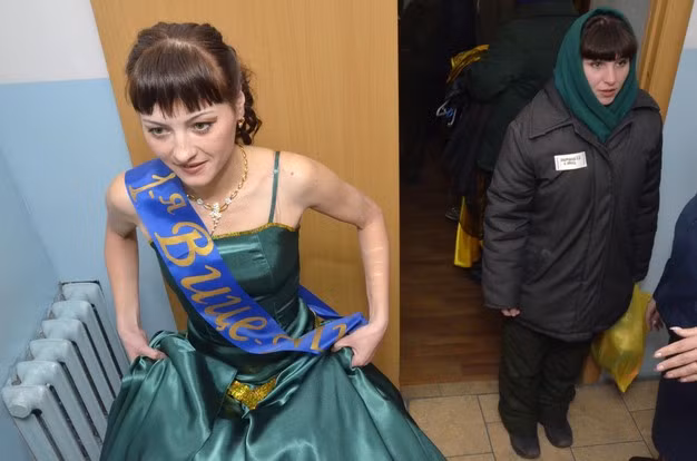 Một thí sinh háo hức chọn cho mình phụ kiện đi kèm để làm tôn lên bộ trang phục đang mặc Quản giáo cũng hỗ trợ hết mình cho thí sinh Trình diễn trang phục dạ hội như mọi cuộc thi sắc đẹp khác Và cũng không thể thiếu phần thi tài năng Dù không có may mắn như các thí sinh nhưng những người phụ nữ này cũng đã có những giây phút vui vẻ khi chứng kiến bạn tù của mình trổ tài Maria Gapenko xinh đẹp, tài năng trong giây phút đăng quang