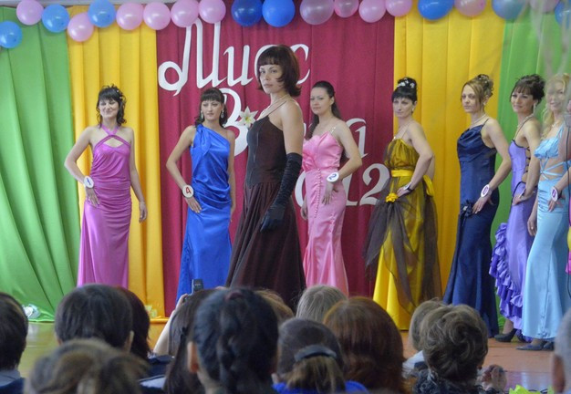 Một thí sinh háo hức chọn cho mình phụ kiện đi kèm để làm tôn lên bộ trang phục đang mặc Quản giáo cũng hỗ trợ hết mình cho thí sinh Trình diễn trang phục dạ hội như mọi cuộc thi sắc đẹp khác Và cũng không thể thiếu phần thi tài năng Dù không có may mắn như các thí sinh nhưng những người phụ nữ này cũng đã có những giây phút vui vẻ khi chứng kiến bạn tù của mình trổ tài Maria Gapenko xinh đẹp, tài năng trong giây phút đăng quang Một thí sinh háo hức chọn cho mình phụ kiện đi kèm để làm tôn lên bộ trang phục đang mặc Quản giáo cũng hỗ trợ hết mình cho thí sinh Trình diễn trang phục dạ hội như mọi cuộc thi sắc đẹp khác Và cũng không thể thiếu phần thi tài năng Dù không có may mắn như các thí sinh nhưng những người phụ nữ này cũng đã có những giây phút vui vẻ khi chứng kiến bạn tù của mình trổ tài Maria Gapenko xinh đẹp, tài năng trong giây phút đăng quang