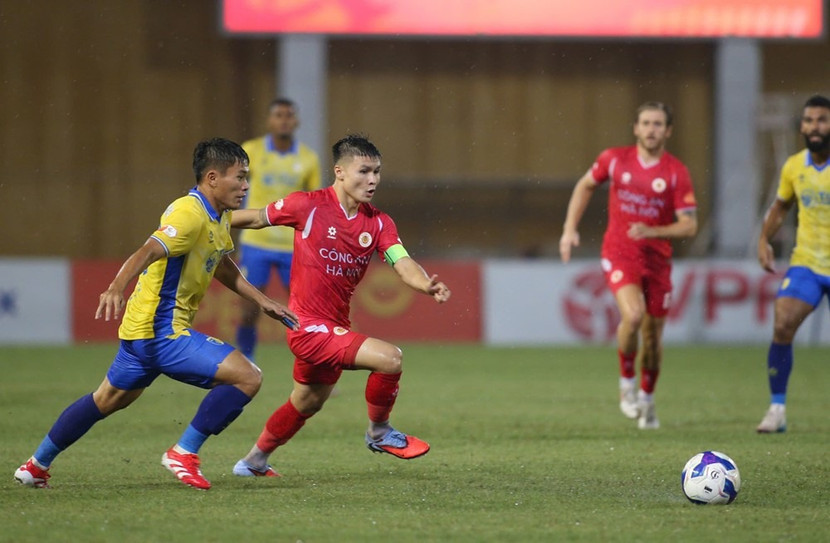 Trận đấu diễn ra hấp dẫn dưới mưa