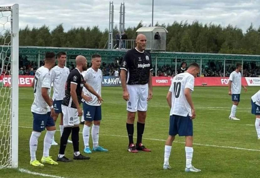 Pavel Podkolzin như một người khổng lồ trên sân cỏ