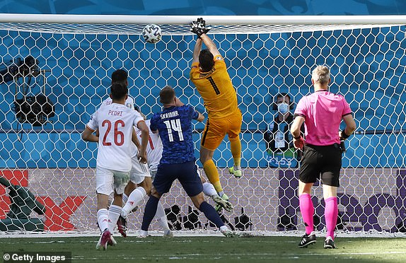 Pha phản lưới khó tin của Dubravka Pha phản lưới khó tin của Dubravka