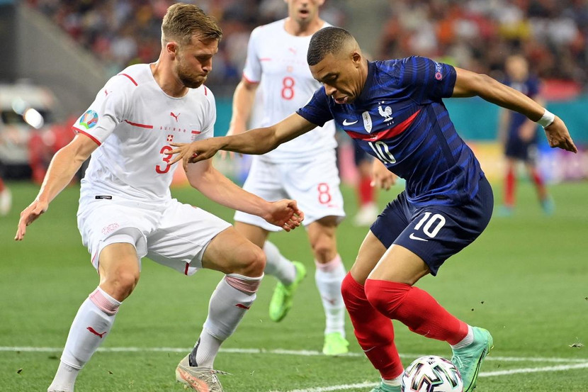 Mbappe (phải) rất vô duyên ở trận này