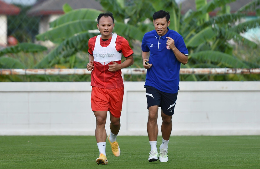 Trọng Hoàng (trái) không thể kịp bình phục cho trận ra quân của Viettel FC