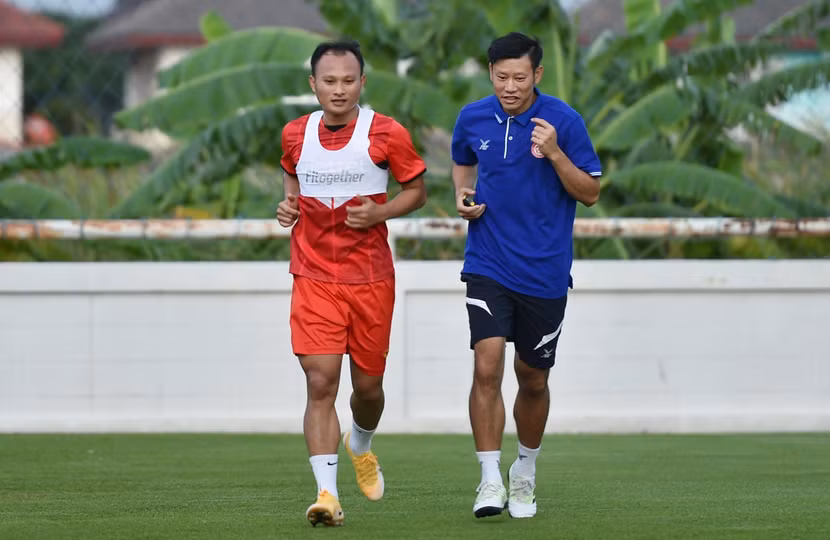 Trọng Hoàng (trái) không thể kịp bình phục cho trận ra quân của Viettel FC