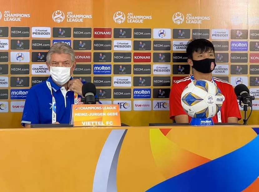 HLV Gede (trái) và trung vệ Bùi Tiến Dũng của Viettel trong buổi họp báo trước trận HLV Gede (trái) và trung vệ Bùi Tiến Dũng của Viettel trong buổi họp báo trước trận