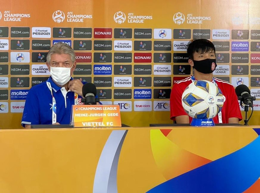 HLV Gede (trái) và trung vệ Bùi Tiến Dũng của Viettel trong buổi họp báo trước trận HLV Gede (trái) và trung vệ Bùi Tiến Dũng của Viettel trong buổi họp báo trước trận