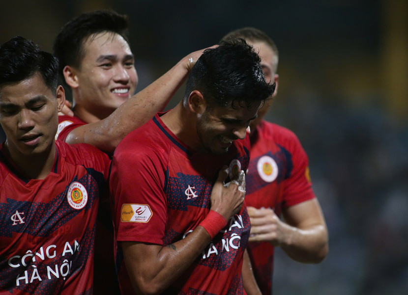 CLB Công an Hà Nội có chiến thắng đầu tiên ở V-League 2024/25 CLB Công an Hà Nội có chiến thắng đầu tiên ở V-League 2024/25