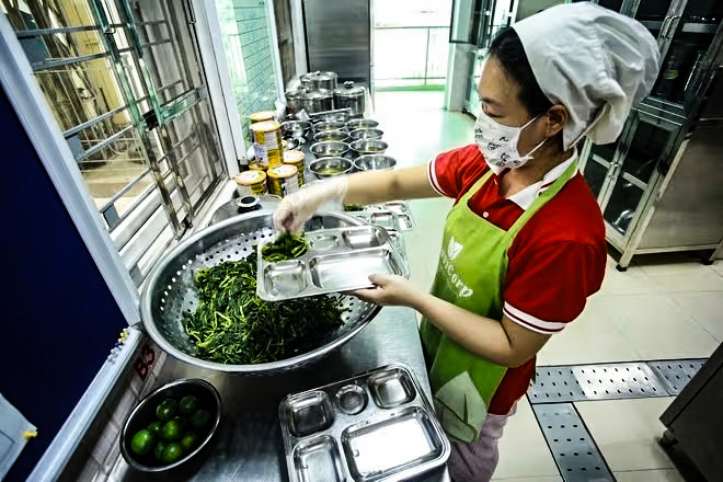 Chủ tịch UBND TP Hà Nội chỉ đạo kiểm tra đột xuất các đơn vị cung cấp nguyên liệu, suất ăn bán trú cho học sinh Chủ tịch UBND TP Hà Nội chỉ đạo kiểm tra đột xuất các đơn vị cung cấp nguyên liệu, suất ăn bán trú cho học sinh