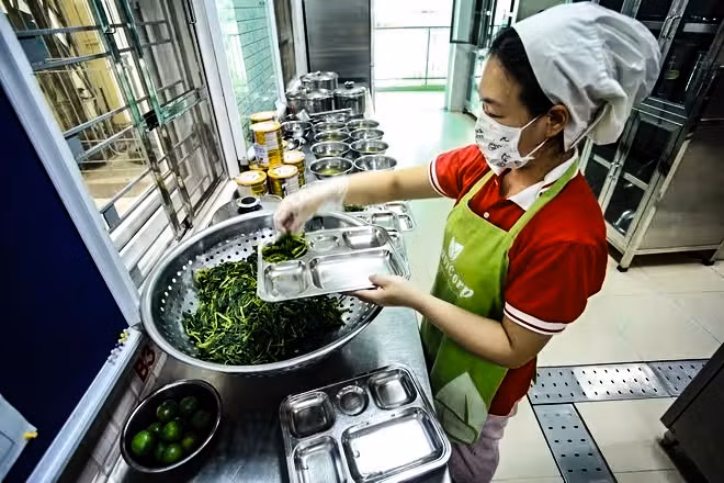 Chủ tịch UBND TP Hà Nội chỉ đạo kiểm tra đột xuất các đơn vị cung cấp nguyên liệu, suất ăn bán trú cho học sinh