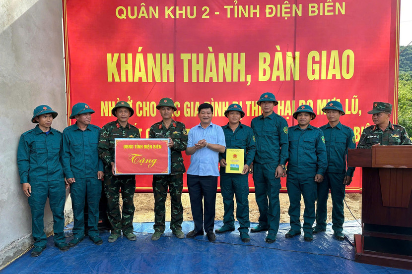 Đồng chí Lê Thành Đô, Chủ tịch UBND tỉnh Điện Biên tặng lực lượng tham gia xây dựng nhà ở cho nhân dân vùng bị thiên tai