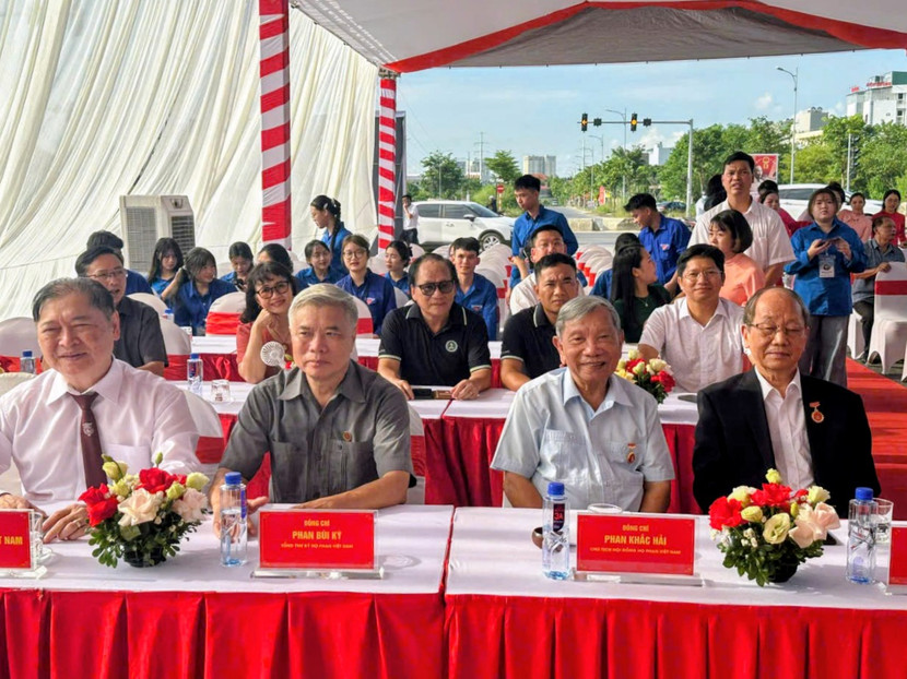 Các đại biểu dự buổi lễ