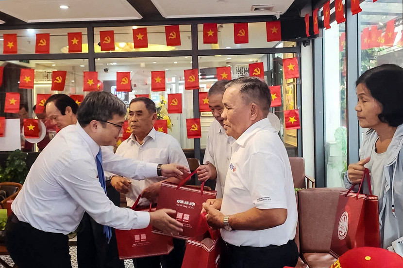 Phó Chủ tịch UBND TP Hà Nội Trương Việt Dũng tặng quà các đại biểu tỉnh Quảng Ngãi Phó Chủ tịch UBND TP Hà Nội Trương Việt Dũng tặng quà các đại biểu tỉnh Quảng Ngãi