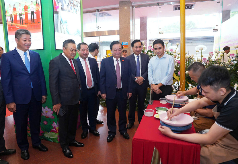 Các đồng chí lãnh đạo chứng kiến nghệ nhân làng nghề Hà Nội thực hiện các sản phẩm thủ công mỹ nghệ