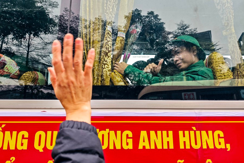 Tân binh Hà Nội chia tay người thân phấn khởi lên đường nhập ngũ năm 2025