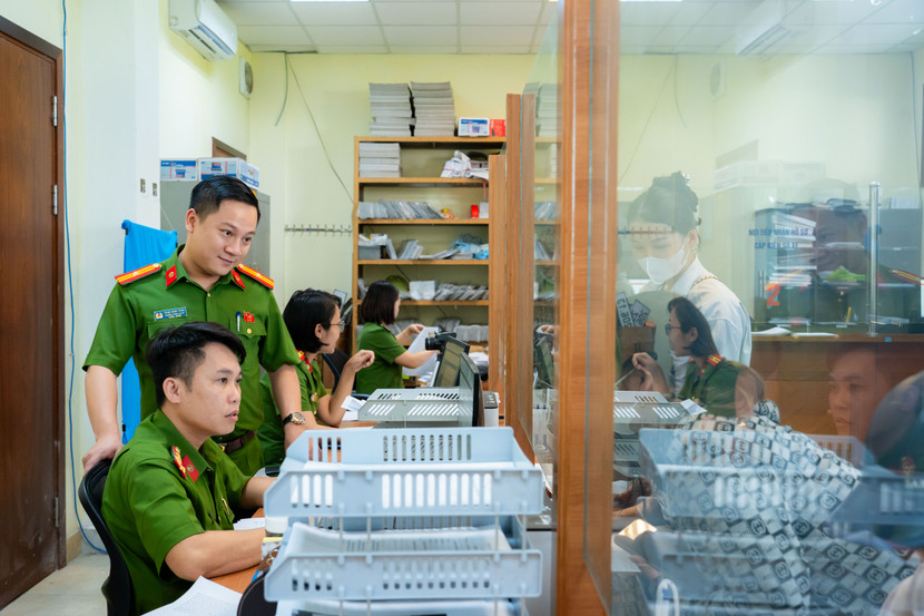 Thiếu tá Trịnh Minh Tùng, Trưởng công an xã Phú Xuyên thường xuyên có mặt ở bộ phận "1 cửa" để đảm bảo nhân dân được phục vụ tốt nhất Thiếu tá Trịnh Minh Tùng, Trưởng công an xã Phú Xuyên thường xuyên có mặt ở bộ phận "1 cửa" để đảm bảo nhân dân được phục vụ tốt nhất