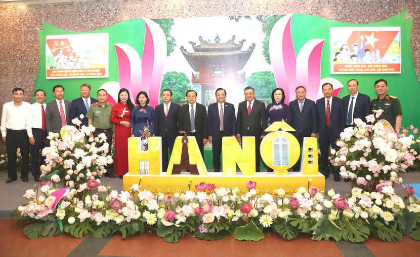 Các đồng chí lãnh đạo dự buổi lễ