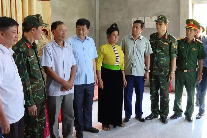 Các đại biểu tham quan nhà ở của gia đình ông Lò Văn Hoà - một trong 2 hộ gia đình phấn khởi nhận nhà mới