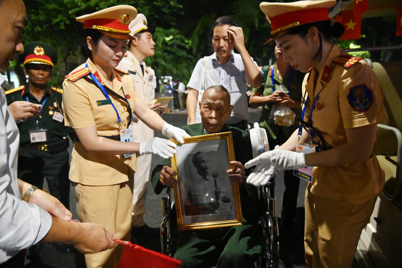 Cụ Lê Bình (98 tuổi, trú tại Hà Nội) – là một trong những “nhân chứng sống” của lịch sử. Sau khi tham gia giành chính quyền trong cuộc tổng khởi nghĩa tháng Tám năm 1945. Hôm nay cụ vui lắm, cụ nhất quyết mang theo ảnh Bác Hồ đọc Tuyên ngôn Độc lập.