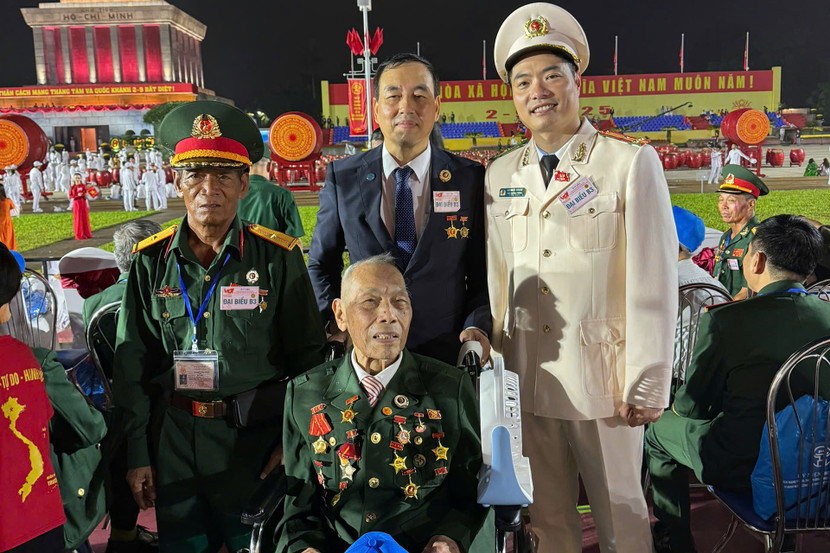 Hai cựu chiến binh trong quảng trường Ba Đình lịch sử...