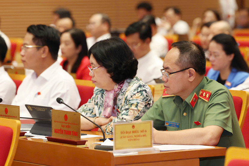 Các đại biểu HĐND TP dự phiên họp