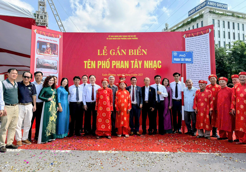 Các đại biểu tại lễ gắn biển tên phố Phan Tây Nhạc