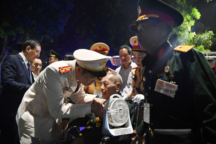 Sau khi trực tiếp đến thăm hỏi, tặng quà và nắm bắt tâm tư, nguyện vọng của cụ Lê Bình cũng như xem xét các điều kiện, CATP Hà Nội đã phối hợp với các Sở, Ngành và đơn vị liên quan sắp xếp phương án hỗ trợ cụ Lê Bình tham dự Lễ kỷ niệm tại Quảng trường Ba Đình vào đúng ngày 2/9.