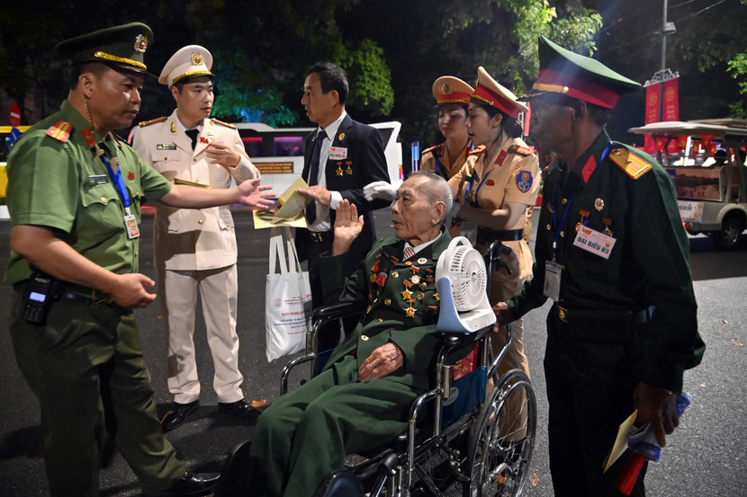 Chia sẻ về cảm xúc, suy nghĩ của mình, cả cụ Lê Bình và ông Phan Văn Minh đều gửi lời cảm ơn sâu sắc đến Đảng ủy, Ban Giám đốc CATP và các CBCS Công an Thủ đô đã hỗ trợ kịp thời, tạo điều kiện thuận lợi nhất để có cơ hội tham dự sự kiện kỷ niệm đặc biệt của đất nước.