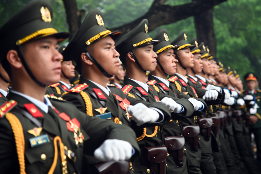 Học viên Học viện An ninh nhân dân Nguyễn Quốc Hùng (thứ hai từ trái sang) cùng khối Nam sỹ quan An ninh nhân dân tiến vào quảng trường Ba Đình