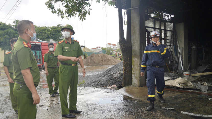 Lực lượng chức năng tiến hành điều tra tại hiện trường vụ cháy