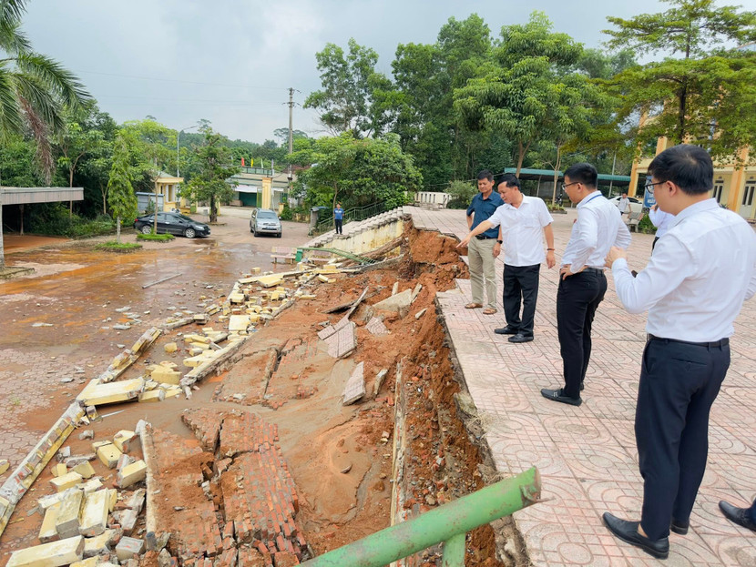 Trường Tiểu học Minh Quang B (xã Ba Vì) bị sạt lở nghiêm trọng, mái tôn khu nhà học xuống cấp, có nguy cơ mất an toàn. Trường Tiểu học Minh Quang B (xã Ba Vì) bị sạt lở nghiêm trọng, mái tôn khu nhà học xuống cấp, có nguy cơ mất an toàn.