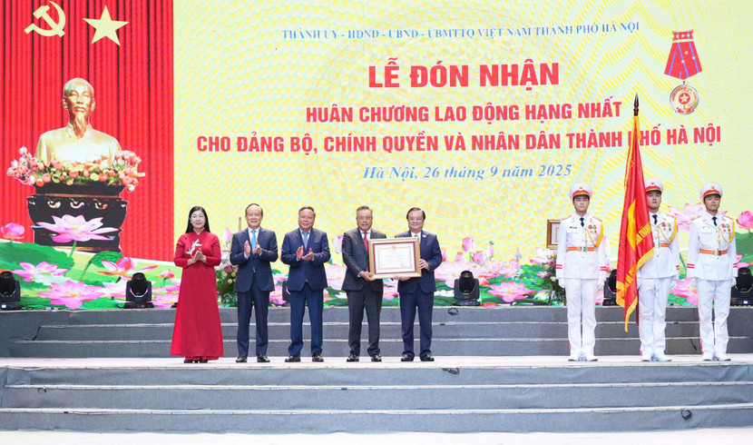 Phó Chủ tịch Quốc Hội Lê Minh Hoan trao tặng Huân chương Lao động hạng Nhất cho Đảng bộ, chính quyền và nhân dân thành phố Hà Nội