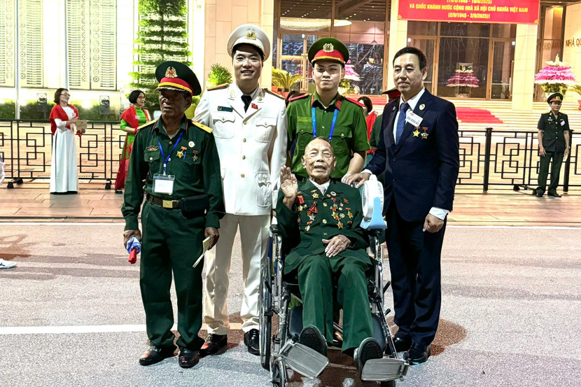 CATP Hà Nội xác định, lễ kỷ niệm A80 không chỉ là sự kiện chính trị quan trọng của đất nước mà còn là dịp để lan tỏa truyền thống “uống nước nhớ nguồn”, “đền ơn đáp nghĩa”. Vì vậy, cùng với việc huy động tối đa lực lượng, phương tiện bảo vệ an toàn tuyệt đối các hoạt động kỷ niệm, CATP cũng nỗ lực làm tốt công tác dân vận, gắn kết chặt chẽ với nhân dân.