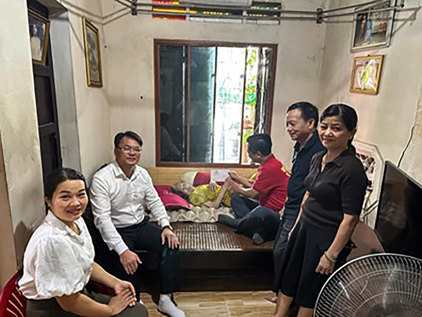 Đoàn thăm hỏi và tặng quà Mẹ Việt Nam Anh hùng Nguyễn Thị Phước.