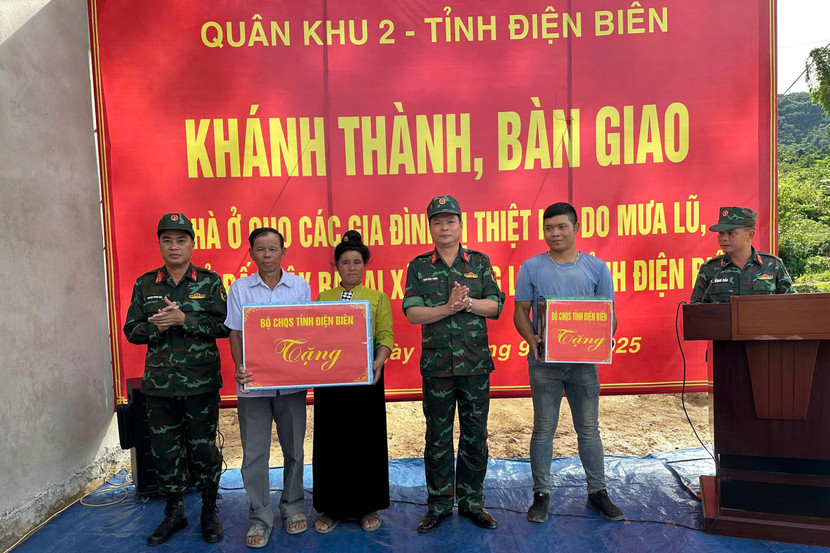 Lãnh đạo Bộ CHQS tỉnh Điện Biên tặng quà quà 2 gia đình có nhà mới