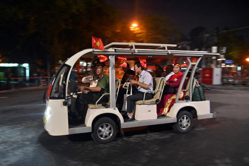 3h sáng ngày 2-9, CATP Hà Nội dùng xe điện đón 2 cựu chiến binh ở nhà khách CATP trên phố Nghi Tàm vào quảng trường Ba Đình